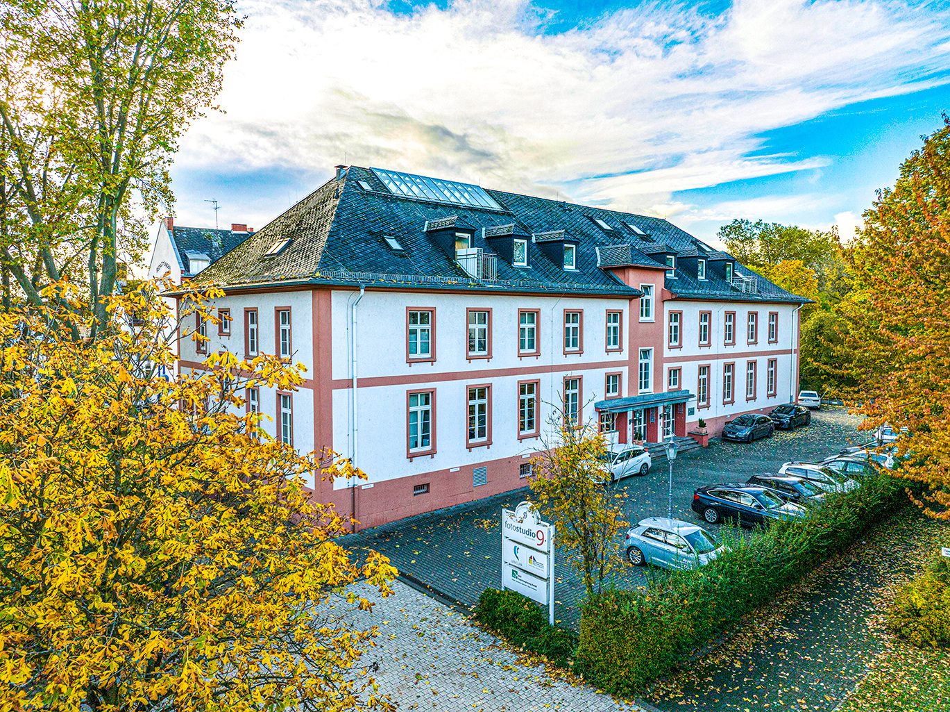 Luftaufnahme des fotostudio9-Gebäudes in Wiesbaden, Dachstudio mit Firstverglasung